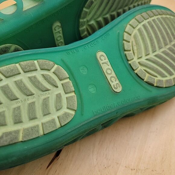 CROCS Womens Adrina III Flat Size 11 Green Slip On Sandal Shoe Cutouts Peep Toe - Picture 6 of 7